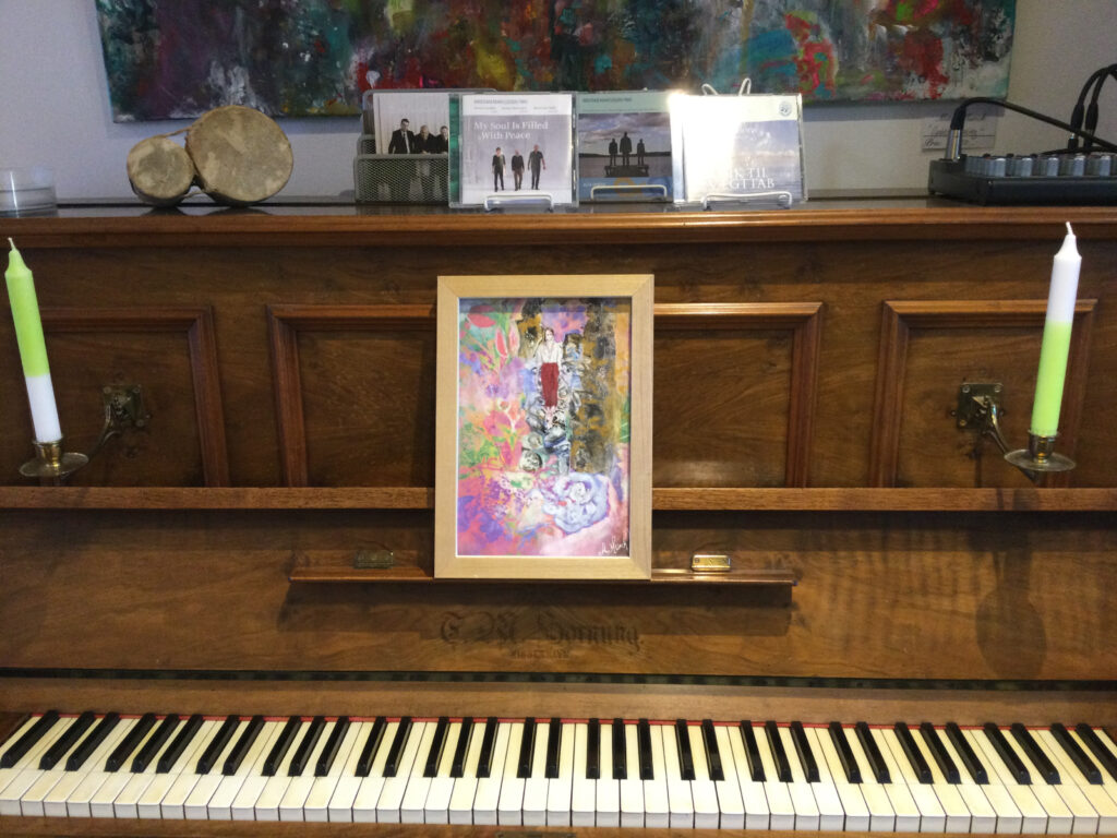 Klaver med kunst på nodestativet af Mette Munch